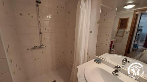 een badkamer met een douche en een wastafel bij Guyor in Le Bez