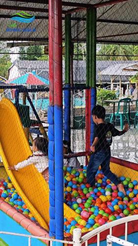 due bambini che giocano in un parco giochi con le palle di Villa Bening Geulis - Private Pool - Meja Billiard a Cikundul