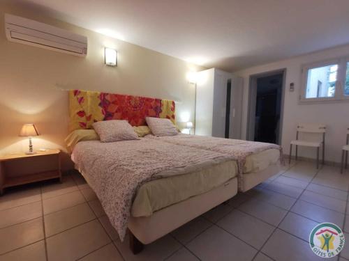 En eller flere senge i et værelse på La saladelle