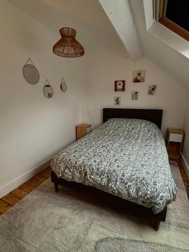 a bedroom with a bed in a room at Appartement cocooning proche de lille in Loos