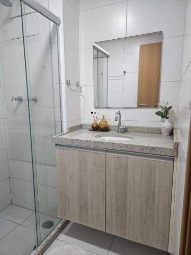 een badkamer met een wastafel en een spiegel bij Beach Class Eco Life Figueira in Porto De Galinhas