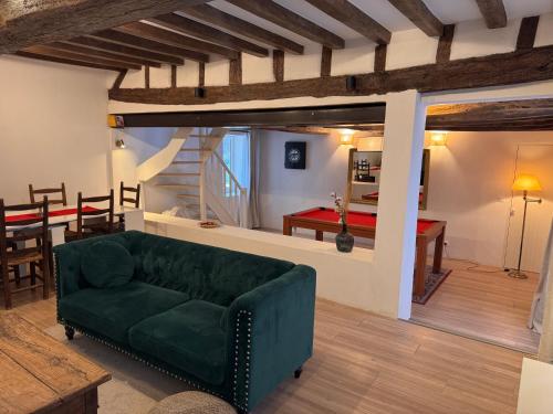 Posezení v ubytování Charmante longère en plein coeur du Perche