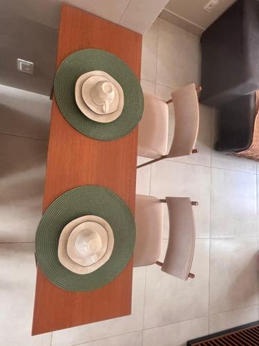 a bathroom with a wall with green ribbon at 2 QUARTOS, Condomínio Villa de Rodes IMBASSAÍ Super bem localizado, Próximo a PRAIA, FARMÁCIAS, MERCADO E RESTAURANTES in Imbassai