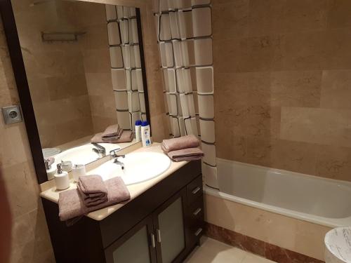 La salle de bains est pourvue d'un lavabo et d'une baignoire. dans l'établissement Apartment in Marina Rey Complex, à Vera