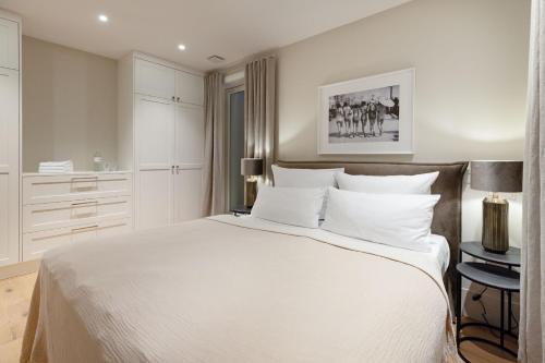 een slaapkamer met een groot wit bed en witte kasten bij Strandhafer in List