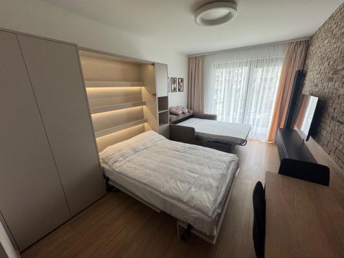 een kleine slaapkamer met een bed en een raam bij Żurawie II Popiełuszki 2A 51 in Gdańsk