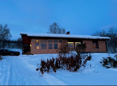 una casa con la neve davanti di Villa Lakeside a Utsjoki