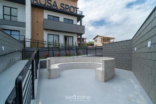 een stenen bank voor een gebouw bij Studios Modernos a 2km da Praia do Rosa - RSOs in Praia do Rosa