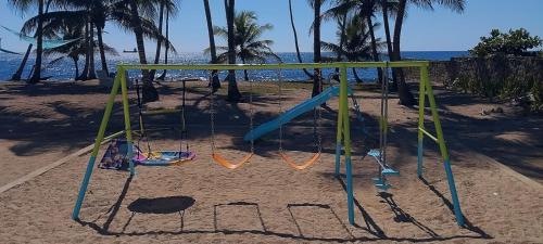 Legeområdet for børn på Estancia Nana Tu Refugio con Vista al Mar, Piscina, wifi, lavadora secadora Reserva Ahora
