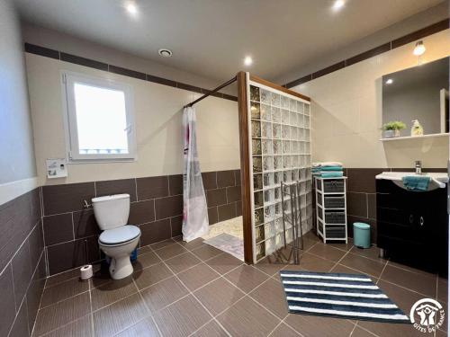 une salle de bains avec toilettes et lavabo dans l'établissement Le gite du pech de saint jean, à Laredorte