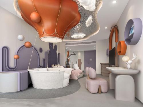 een kinderkamer met een groot bad en een slaapkamer bij Pullman Beijing South - Newly Renovated in Daxing