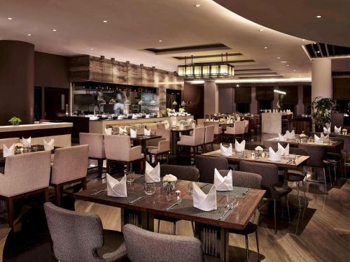 Een restaurant of ander eetgelegenheid bij Pullman Hanoi