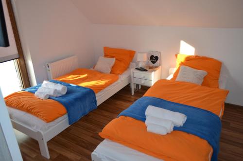 Giường trong phòng chung tại Pokoje na Wzgórzu