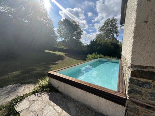 a hot tub sitting on the side of a building at Calouze in Gijounet