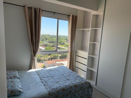 Giường trong phòng chung tại One-bedroom apartment with pool and grill