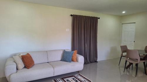 een woonkamer met een bank en een tafel bij Windy Hill Suites in Bacolet