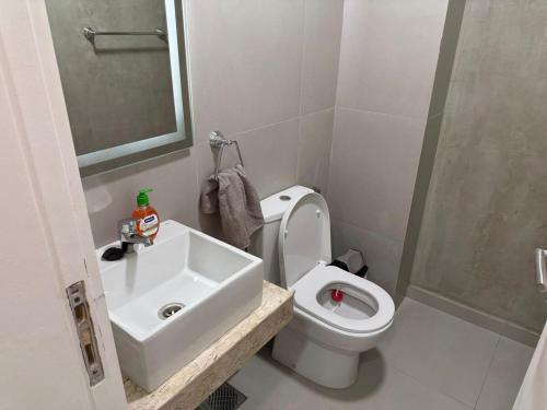 Phòng tắm tại One-bedroom apartment with pool and grill