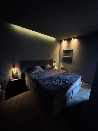 Giường trong phòng chung tại Hedonist