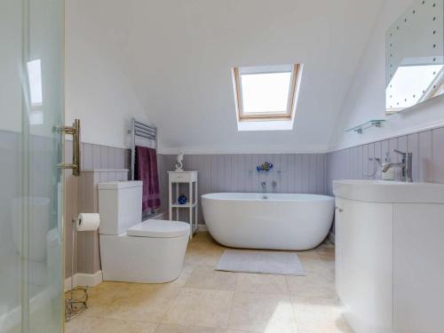 Koupelna v ubytování 4 Bed in Bridport oc-86538