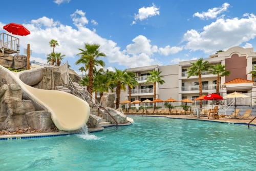 a slide in a pool at a resort at Hilton Vacation Club Palm Canyon Palm Springs in Palm Springs