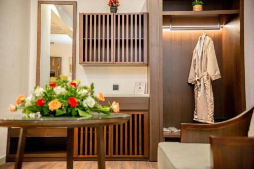 een boeket bloemen op een tafel in een kamer bij Hotel Lubumbashi in Lubumbashi