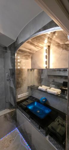 Fotografie z fotogalerie ubytování The Spot in Old Town with SAUNA & JACUZZI v destinaci Vilnius