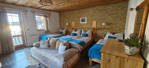 un salon avec deux lits et un canapé dans l'établissement Skiprivat, à Ružomberok