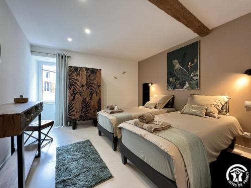 een slaapkamer met 2 bedden, een bureau en een piano bij Helena in Quintillan