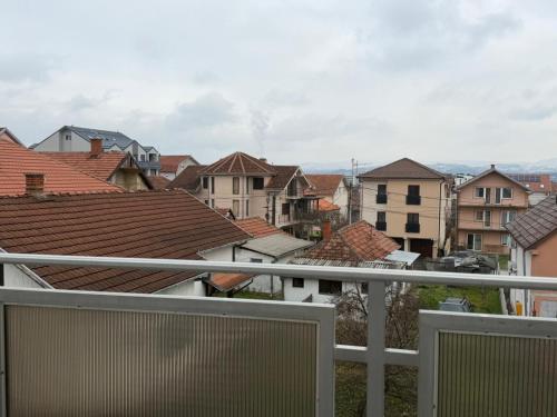 een uitzicht op een stad vanaf een balkon bij Guest House Kragujevac in Kragujevac