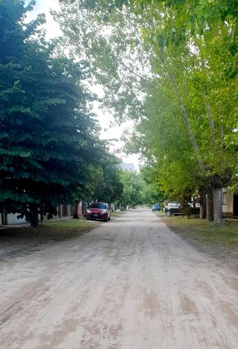 DelMar في سان كليمنتي ديل تويو: طريق ترابي به أشجار وسيارات متوقفة عليه