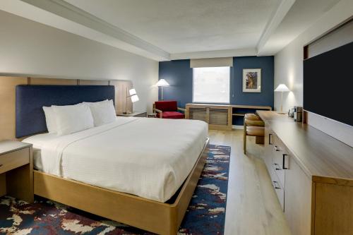 Giường trong phòng chung tại The Atrium Hotel on Third