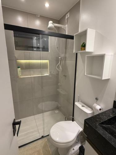 een badkamer met toilet en glazen douche bij Studio Vila Eco Barra in Barra Grande