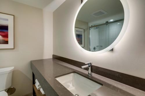 Phòng tắm tại The Atrium Hotel on Third