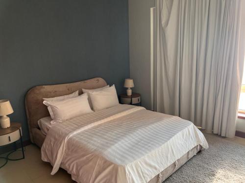 Giường trong phòng chung tại كالي كوست البيلسان عوائل فقط