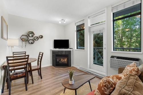 un salon avec un canapé, une table et une cheminée dans l'établissement Alpenglow Lodge Junior One Bedroom by MVA, à Whistler