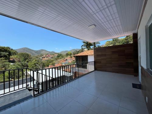 een balkon met uitzicht op de bergen bij AP Quatro Estações in Miguel Pereira