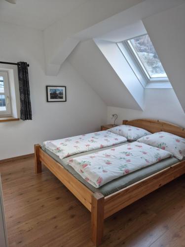 una camera da letto con letto in mansarda di Haus Auszeit a Rauris