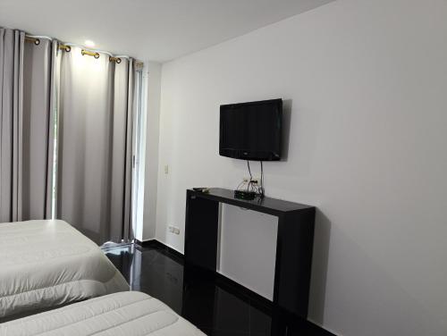 TV a/nebo společenská místnost v ubytování Hotel Paraiso Estudios