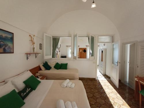 un salon avec deux lits et un canapé dans l'établissement Casa del Corriere, à Positano