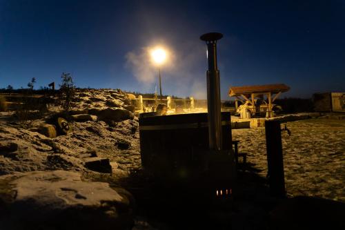 een straatlicht op een strand 's nachts bij Chalets Waldeck - Urlaub im Fränkischen Seenland und Altmühltal 