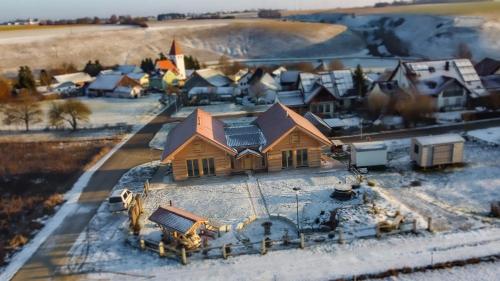 een maquette van een huis met sneeuw op de grond bij Chalets Waldeck - Urlaub im Fränkischen Seenland und Altmühltal 