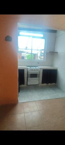 una cucina con finestra e piano cottura di casa en las dalias a Mar del Plata