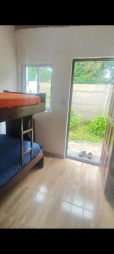 Camera con letto a castello e ampia finestra. di casa en las dalias a Mar del Plata