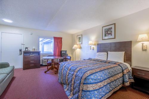 En eller flere senge i et værelse på Whispering Pines by Hotel O White stone VA