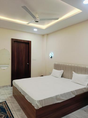 a bedroom with a large bed with a ceiling at Pratap Royal Stay in Ujjain