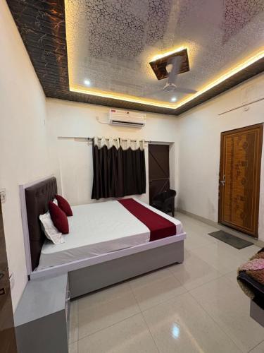 Giường trong phòng chung tại Ku residency