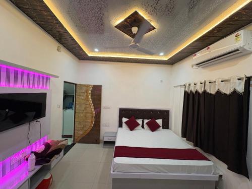 Giường trong phòng chung tại Ku residency