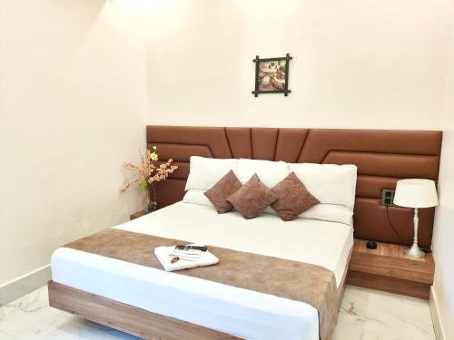 Giường trong phòng chung tại Hotel Modi Palace, Chanderi MP