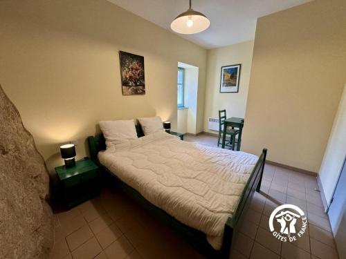 ein Schlafzimmer mit einem großen Bett in einem Zimmer in der Unterkunft La marelle in Villerouge-Termenès