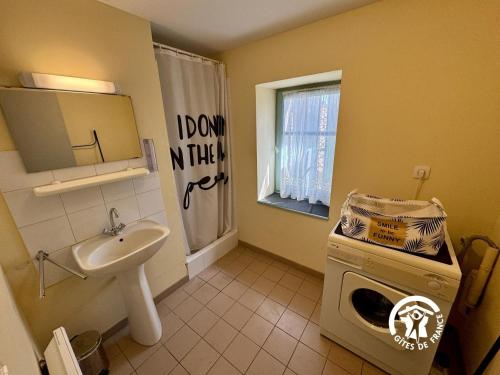 ein Badezimmer mit Waschbecken und Waschmaschine in der Unterkunft La marelle in Villerouge-Termenès